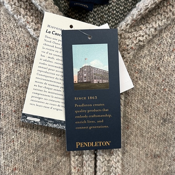 NWT Pendleton Salmon Falls Lambswool Cardigan
Zip up Size Small woolen mills - Picture 6 of 16